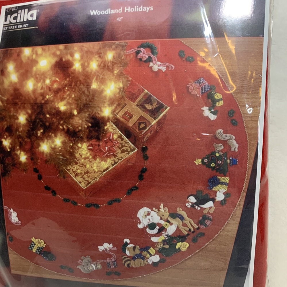 Christmas Bucilla Felt Appliqué Craft Tree Skirt Kit 84961 Woodland Holidays 42"